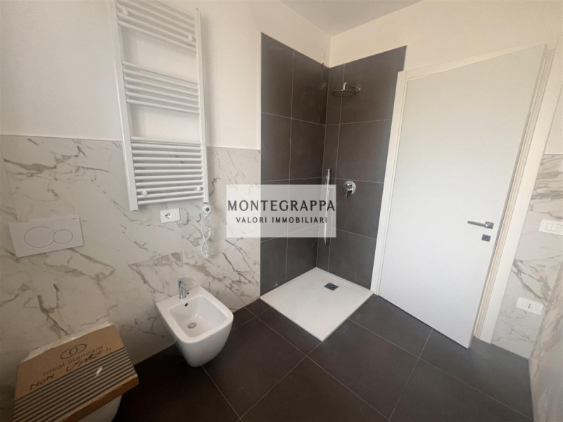 Proponiamo in vendita, in un nuovo e tranquillo quartiere residenziale, ampio appartamento in fas...