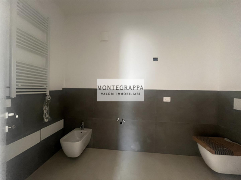 Proponiamo in vendita, in un nuovo e tranquillo quartiere residenziale, ampio appartamento in fas...