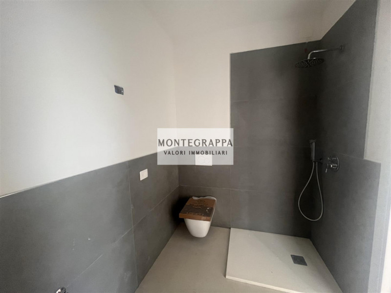 Proponiamo in vendita, in un nuovo e tranquillo quartiere residenziale, ampio appartamento in fas...