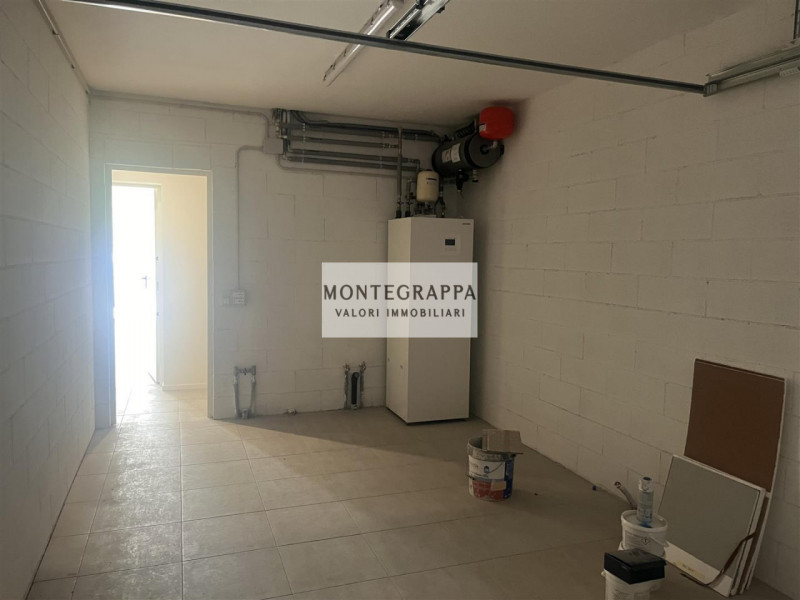 Proponiamo in vendita, in un nuovo e tranquillo quartiere residenziale, ampio appartamento in fas...