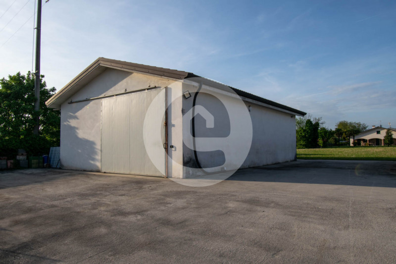 In vendita, recente magazzino di oltre 110 mq situato nel tranquillo comune di San Giorgio delle ...