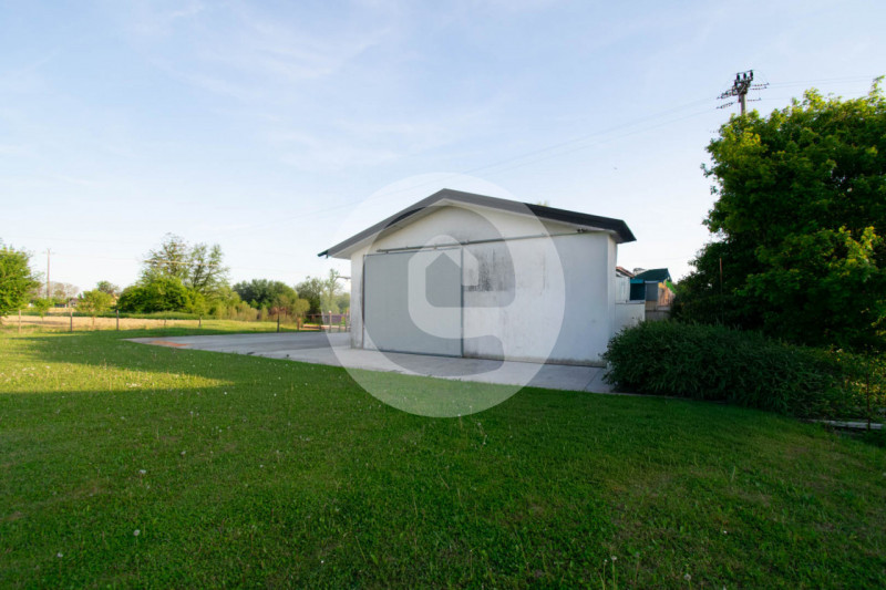 In vendita, recente magazzino di oltre 110 mq situato nel tranquillo comune di San Giorgio delle ...