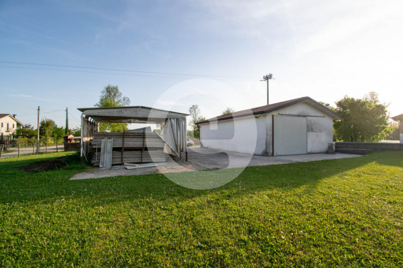 In vendita, recente magazzino di oltre 110 mq situato nel tranquillo comune di San Giorgio delle ...