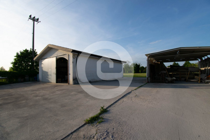 In vendita, recente magazzino di oltre 110 mq situato nel tranquillo comune di San Giorgio delle ...