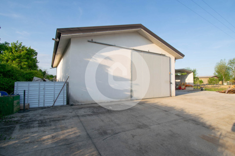 In vendita, recente magazzino di oltre 110 mq situato nel tranquillo comune di San Giorgio delle ...