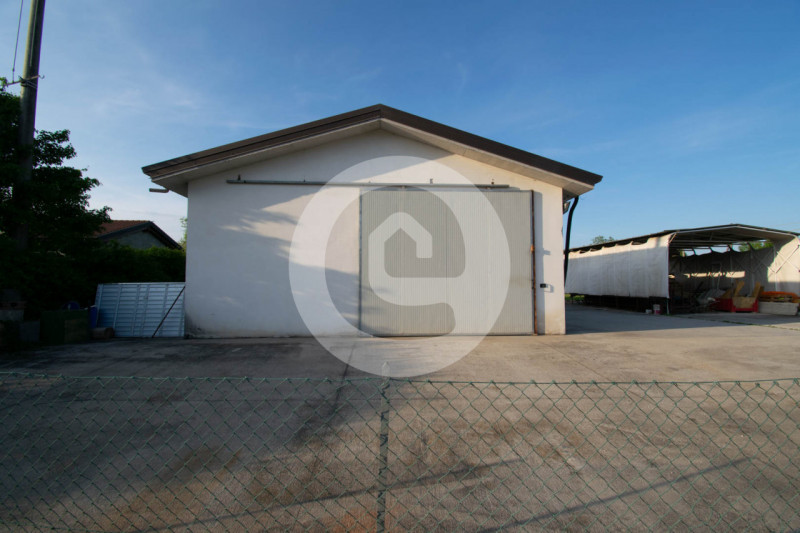 In vendita, recente magazzino di oltre 110 mq situato nel tranquillo comune di San Giorgio delle ...