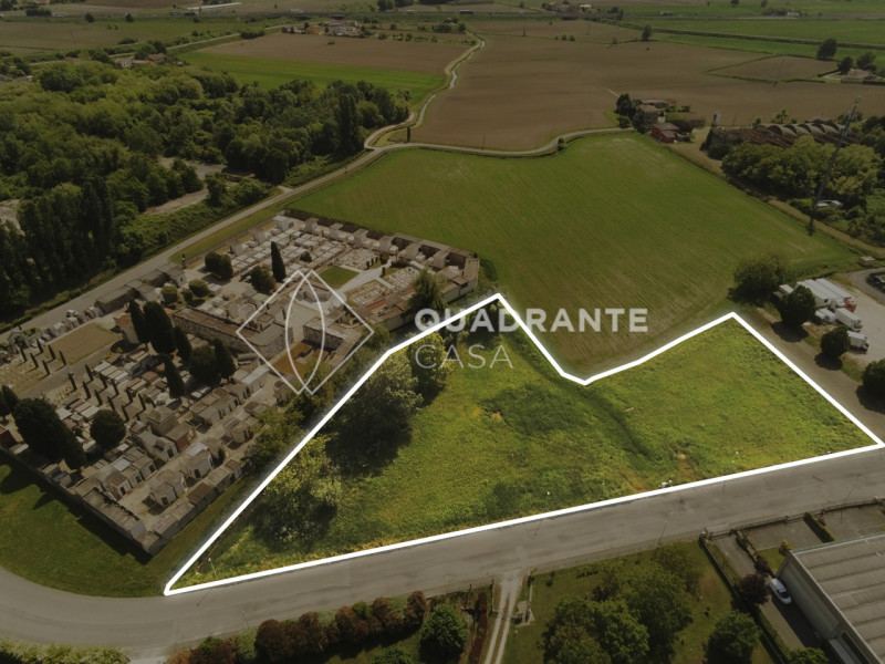 Proponiamo in vendita un terreno edificabile industriale nel comune di Battaglia Terme, situato i...