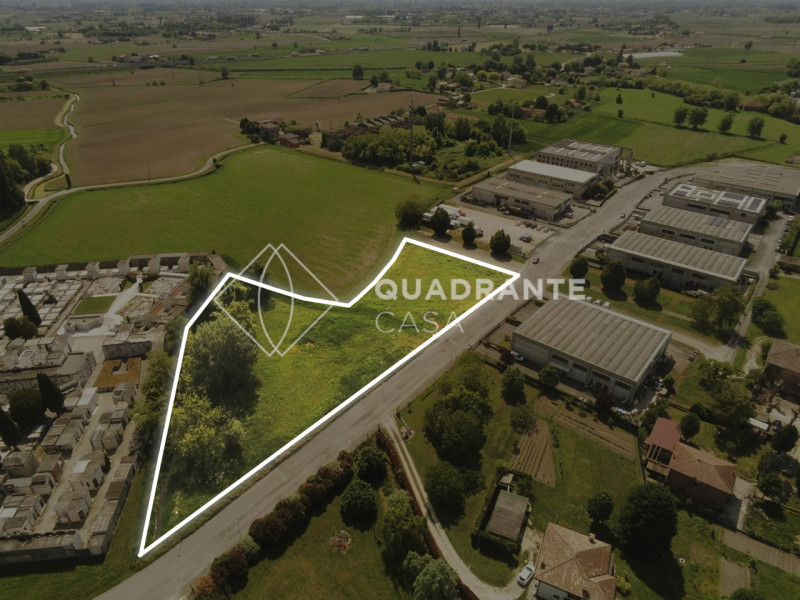Proponiamo in vendita un terreno edificabile industriale nel comune di Battaglia Terme, situato i...