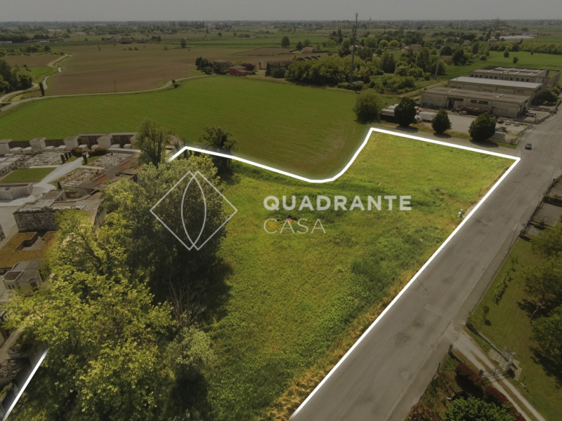 Proponiamo in vendita un terreno edificabile industriale nel comune di Battaglia Terme, situato i...