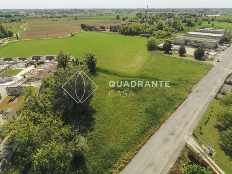 Proponiamo in vendita un terreno edificabile industriale nel comune di Battaglia Terme, situato i...