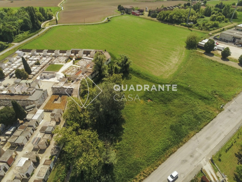 Proponiamo in vendita un terreno edificabile industriale nel comune di Battaglia Terme, situato i...
