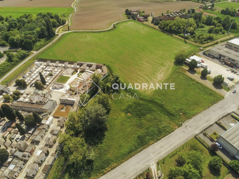 Proponiamo in vendita un terreno edificabile industriale nel comune di Battaglia Terme, situato i...