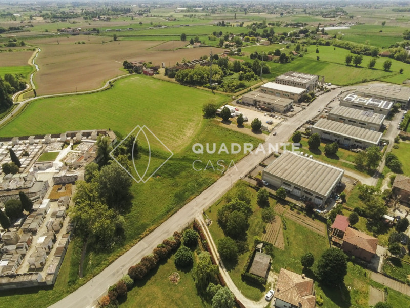 Proponiamo in vendita un terreno edificabile industriale nel comune di Battaglia Terme, situato i...