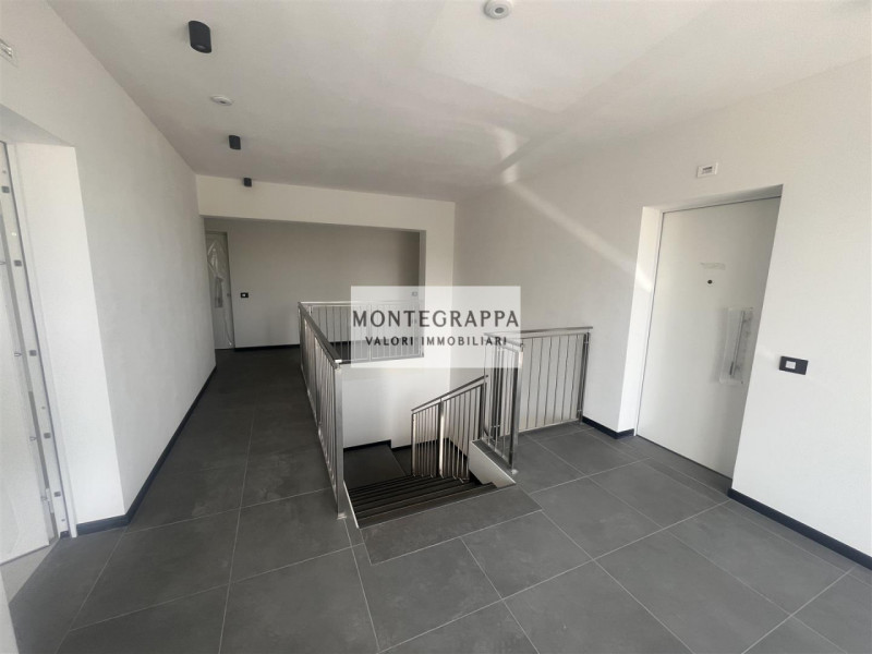 Proponiamo in vendita, in un nuovo e ricercato quartiere residenziale, ampio appartamento situato...