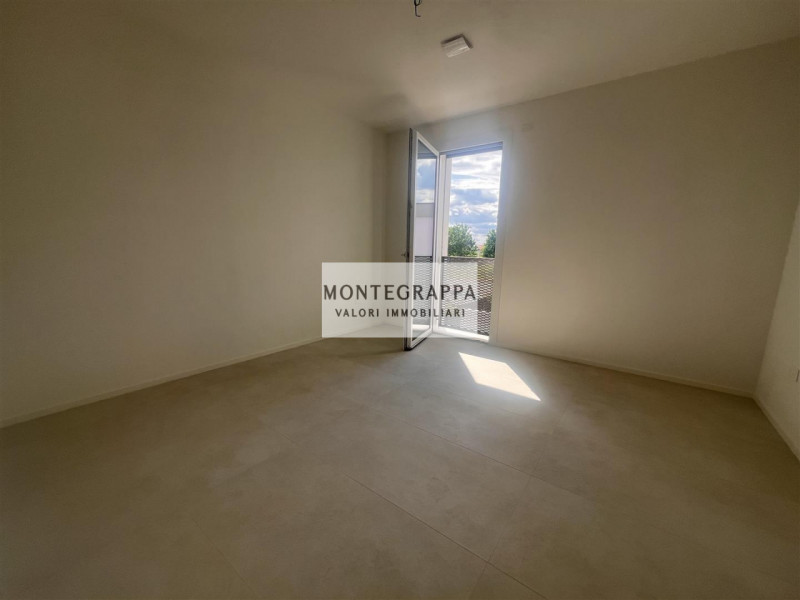 Proponiamo in vendita, in un nuovo e ricercato quartiere residenziale, ampio appartamento situato...