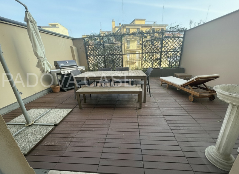 Scopri questo splendido appartamento situato nel prestigioso contesto di Corso Milano a Padova. Q...