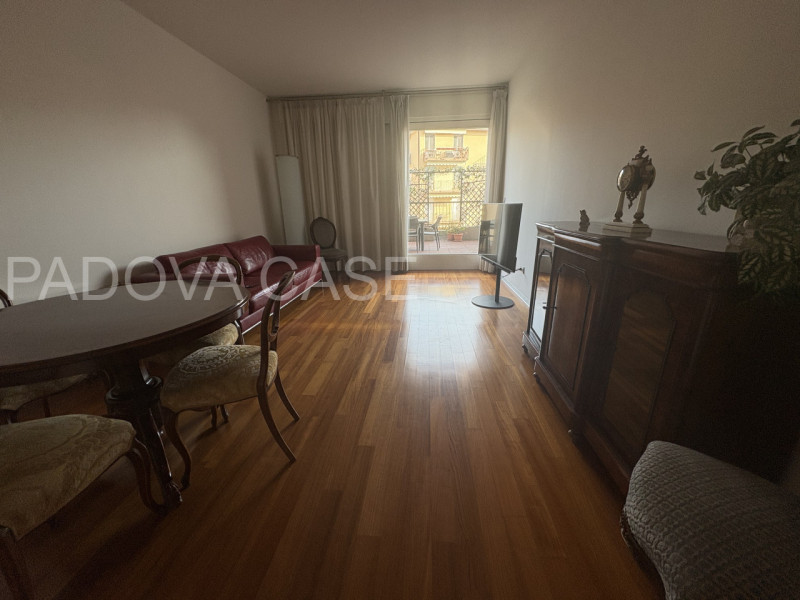 Scopri questo splendido appartamento situato nel prestigioso contesto di Corso Milano a Padova. Q...