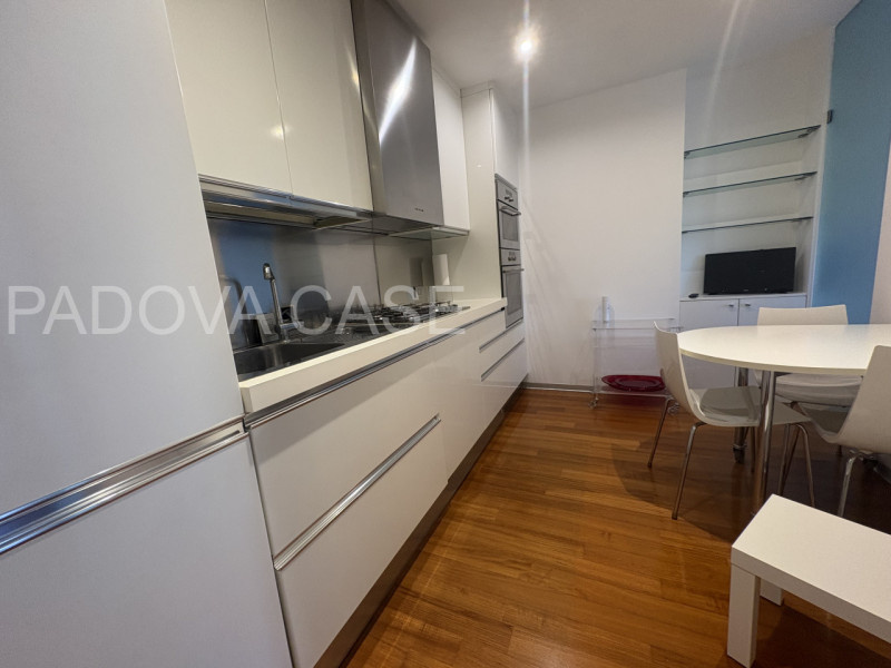 Scopri questo splendido appartamento situato nel prestigioso contesto di Corso Milano a Padova. Q...