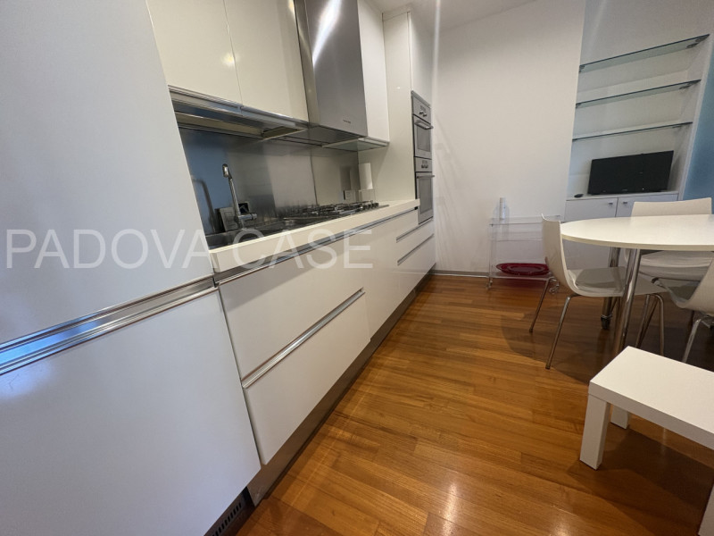 Scopri questo splendido appartamento situato nel prestigioso contesto di Corso Milano a Padova. Q...