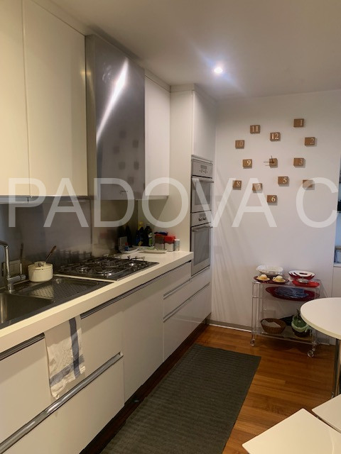 Scopri questo splendido appartamento situato nel prestigioso contesto di Corso Milano a Padova. Q...