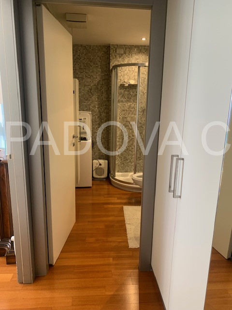 Scopri questo splendido appartamento situato nel prestigioso contesto di Corso Milano a Padova. Q...