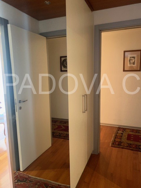 Scopri questo splendido appartamento situato nel prestigioso contesto di Corso Milano a Padova. Q...