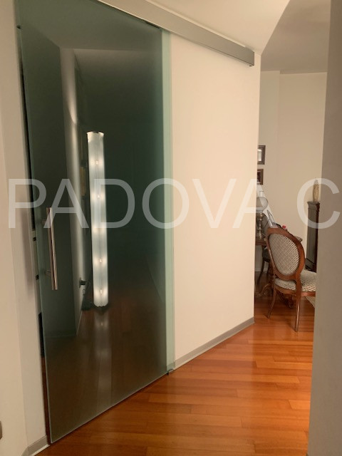 Scopri questo splendido appartamento situato nel prestigioso contesto di Corso Milano a Padova. Q...