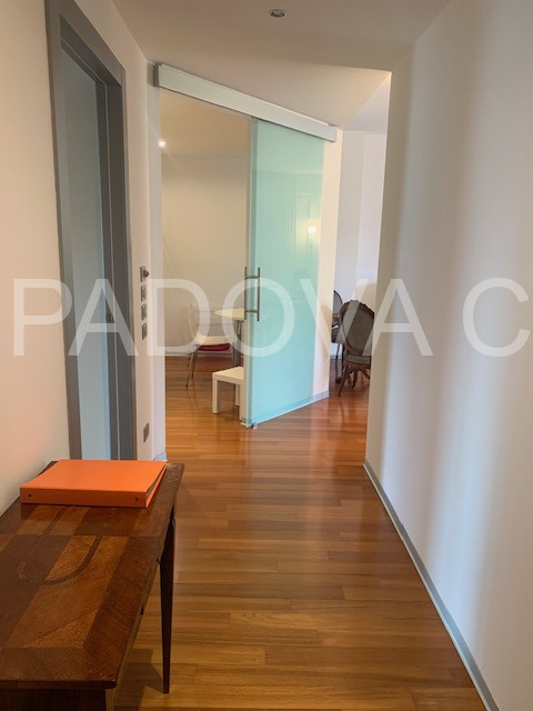 Scopri questo splendido appartamento situato nel prestigioso contesto di Corso Milano a Padova. Q...