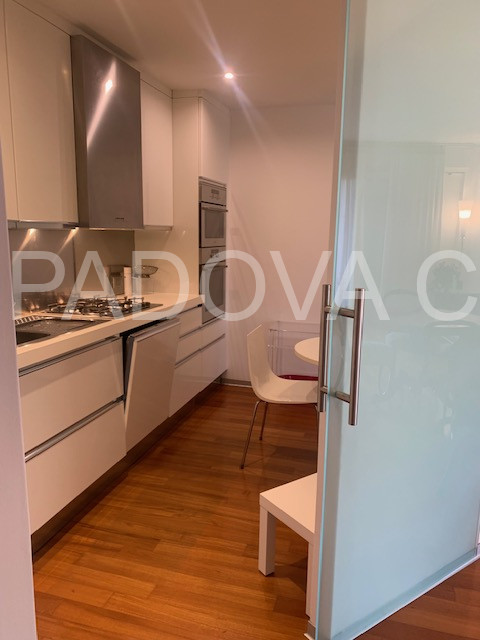 Scopri questo splendido appartamento situato nel prestigioso contesto di Corso Milano a Padova. Q...