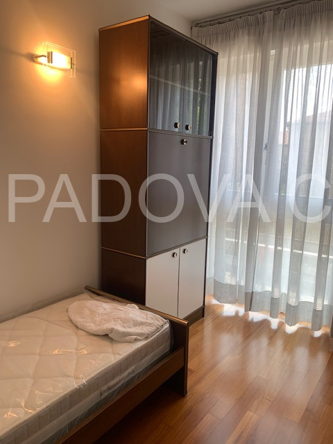 Scopri questo splendido appartamento situato nel prestigioso contesto di Corso Milano a Padova. Q...