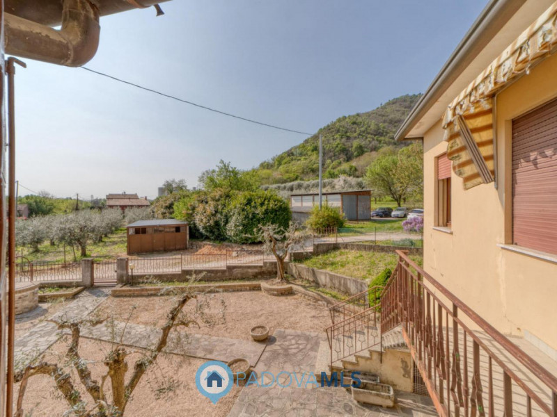 Immobile in esclusiva al Gruppo Padova MLS 

MONSELICE Zona Solana, ai piedi del colle Montericco...