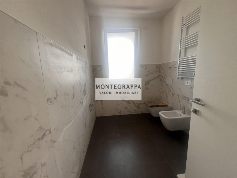 In nuova e tranquilla zona residenziale, proponiamo in vendita moderna porzione di bifamiliare di...