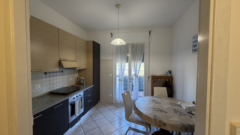 In vendita a Padova, nella centrale e servitissima zona di Ponte di Brenta, proponiamo in esclusi...