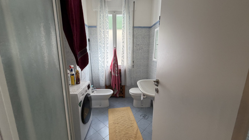 In vendita a Padova, nella centrale e servitissima zona di Ponte di Brenta, proponiamo in esclusi...