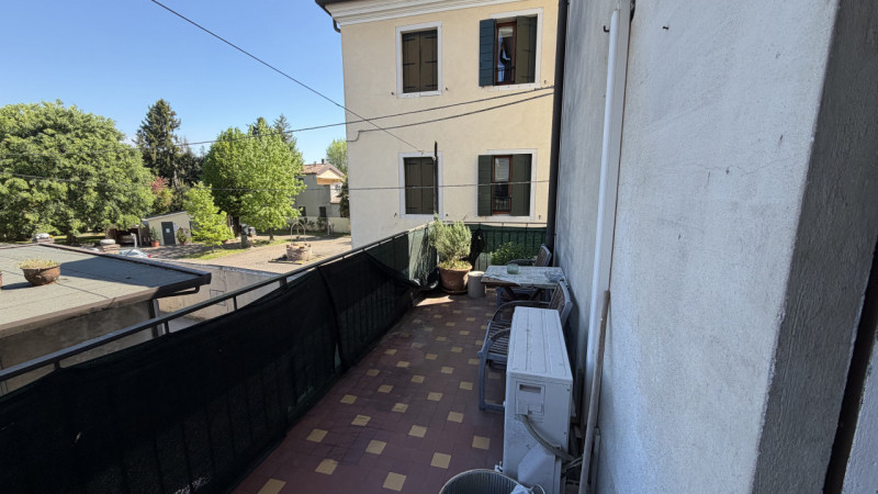 In vendita a Padova, nella centrale e servitissima zona di Ponte di Brenta, proponiamo in esclusi...