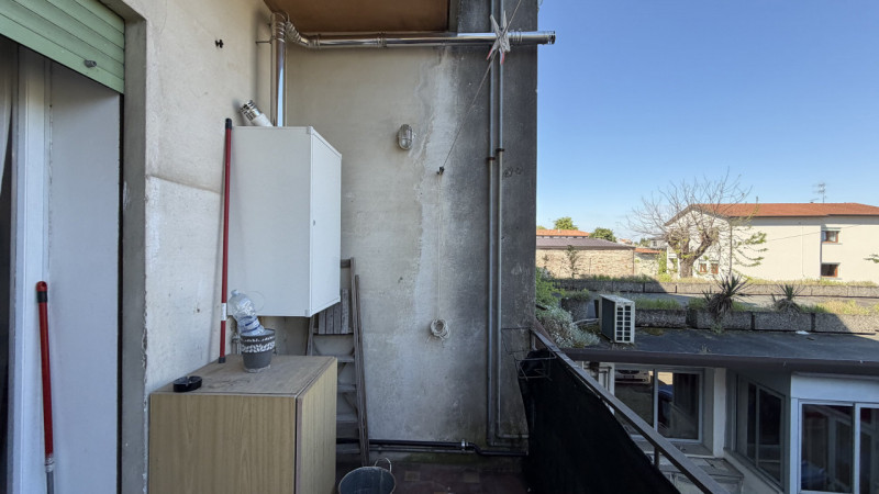 In vendita a Padova, nella centrale e servitissima zona di Ponte di Brenta, proponiamo in esclusi...