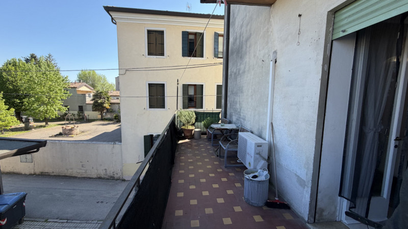 In vendita a Padova, nella centrale e servitissima zona di Ponte di Brenta, proponiamo in esclusi...