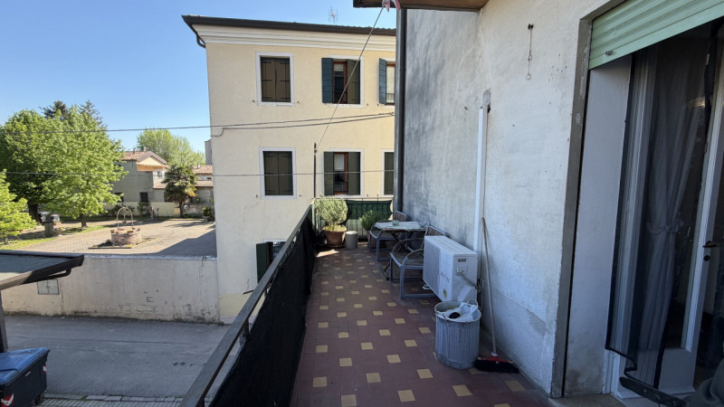 In vendita a Padova, nella centrale e servitissima zona di Ponte di Brenta, proponiamo in esclusi...