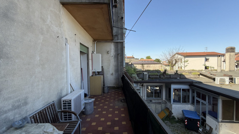 In vendita a Padova, nella centrale e servitissima zona di Ponte di Brenta, proponiamo in esclusi...