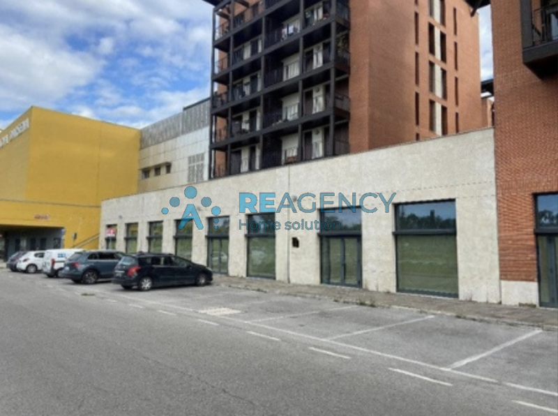 Ferrara – Zona Darsena City
Stai cercando uno spazio commerciale di 2.000mq in una zona in piena ...