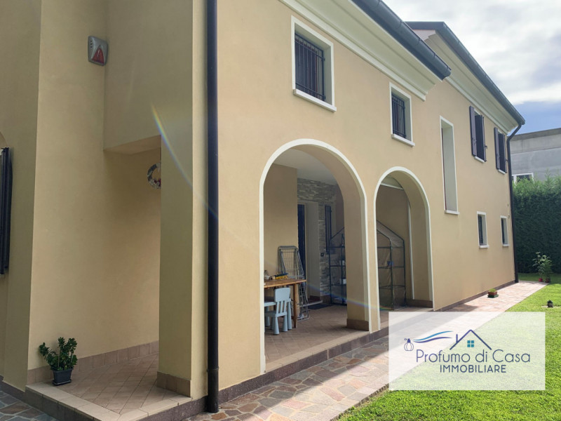 VIGONZA - Siamo lieti di presentare un'affascinante casa singola situata nel cuore residenziale d...