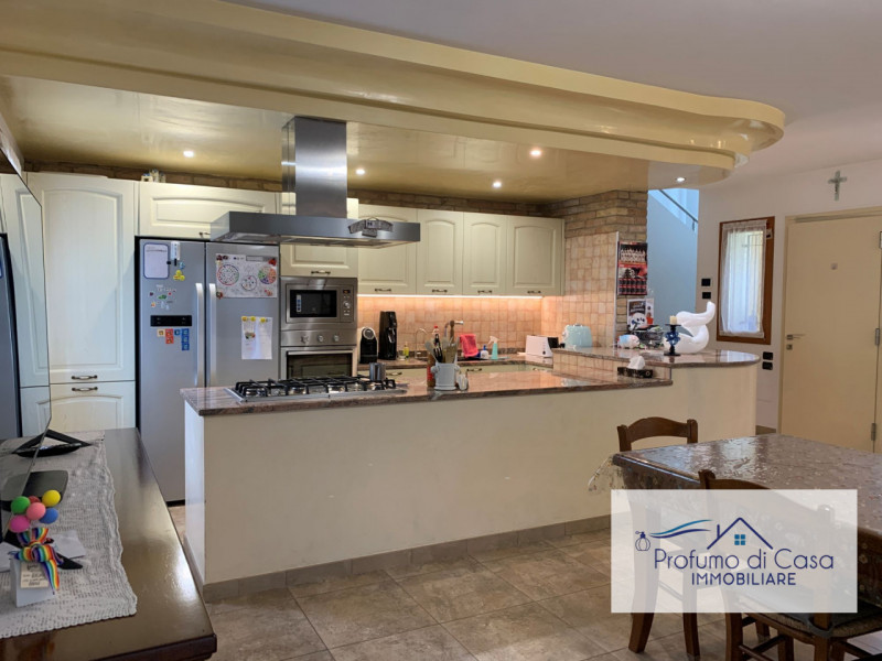 VIGONZA - Siamo lieti di presentare un'affascinante casa singola situata nel cuore residenziale d...