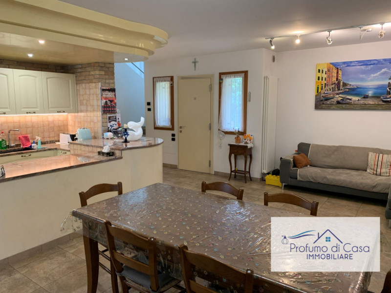 VIGONZA - Siamo lieti di presentare un'affascinante casa singola situata nel cuore residenziale d...