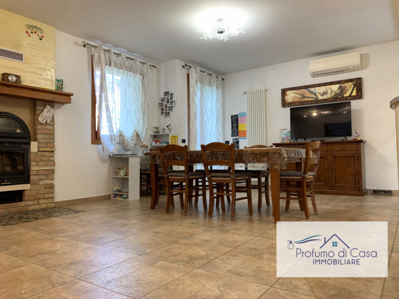 VIGONZA - Siamo lieti di presentare un'affascinante casa singola situata nel cuore residenziale d...