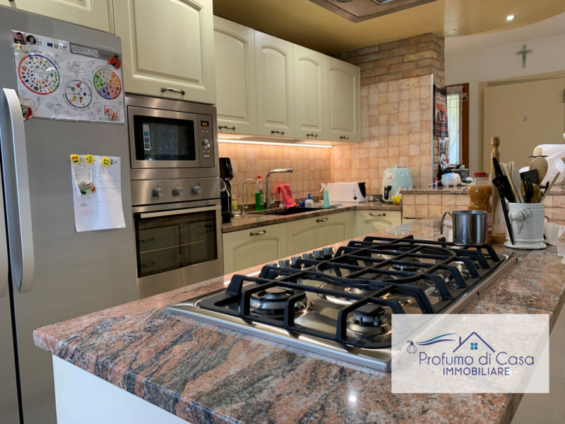 VIGONZA - Siamo lieti di presentare un'affascinante casa singola situata nel cuore residenziale d...