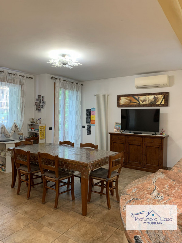 VIGONZA - Siamo lieti di presentare un'affascinante casa singola situata nel cuore residenziale d...