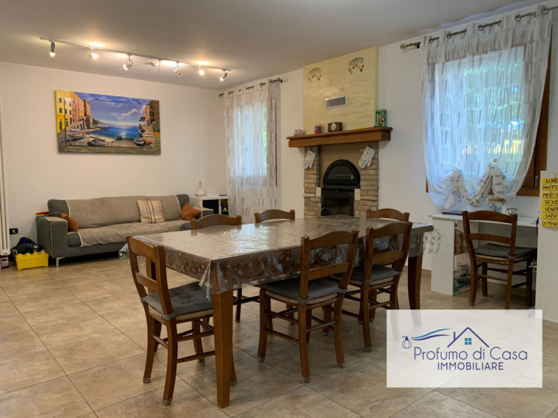 VIGONZA - Siamo lieti di presentare un'affascinante casa singola situata nel cuore residenziale d...