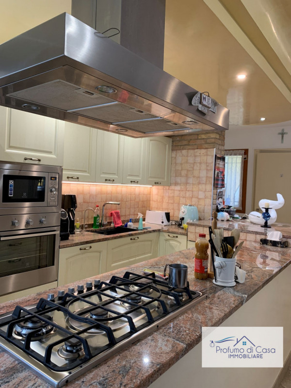 VIGONZA - Siamo lieti di presentare un'affascinante casa singola situata nel cuore residenziale d...