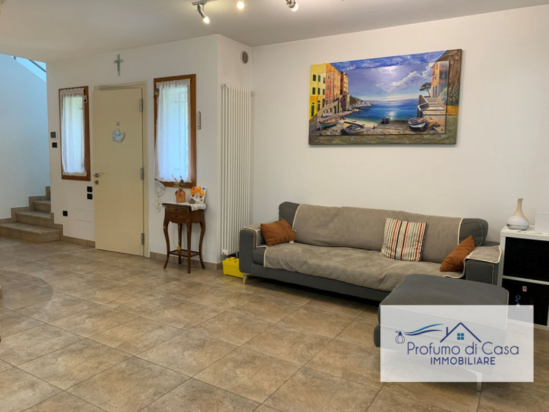 VIGONZA - Siamo lieti di presentare un'affascinante casa singola situata nel cuore residenziale d...