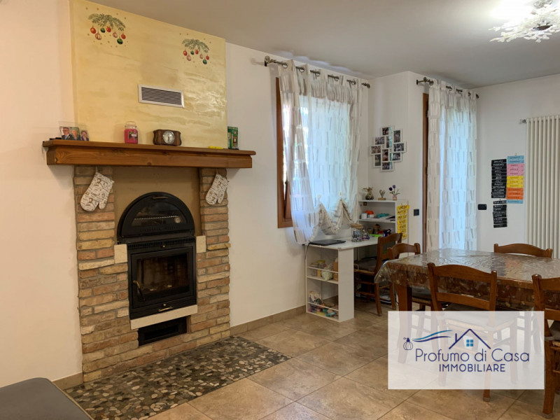 VIGONZA - Siamo lieti di presentare un'affascinante casa singola situata nel cuore residenziale d...